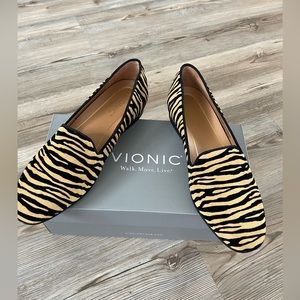 Willa Vionic tiger print flats/loafer. New with box!